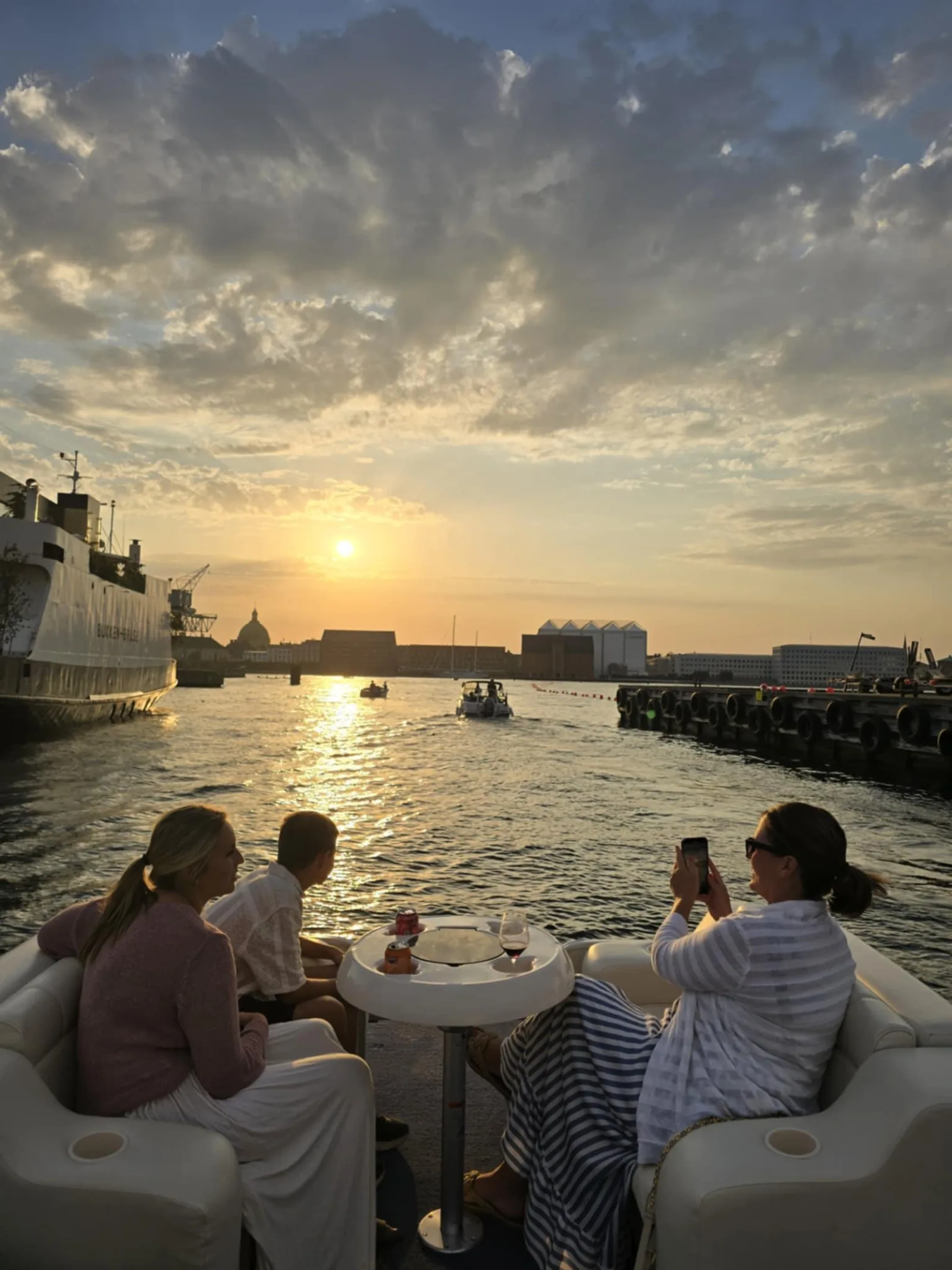 Copenhagen: Private Guided Boat Tour with City Highlights